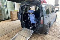 スロープの耐荷重は200kgで、電動ウインチ用のリモコンも標準で装備される。新型「フリード」からスロープ車が型式指定車両になったので、持ち込み登録の手間が省けるようになったのもトピックだ。