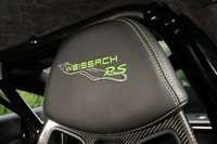 ヘッドレスト（写真）と助手席側のダッシュボードには「WEISSACH RS」のロゴが備わる。すべてを走りのためにささげた「GT3 RS」だが、これらのロゴだけは“誇りを示す”ための機能しか持たされていないという。