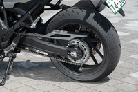 タイヤサイズは前が120/70R17、後ろが180/55ZR17。オールラウンドな性能を追求したダンロップのラジアルタイヤ「スポーツマックスGPR-300」が装着されていた。