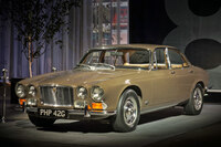 1968年にデビューした初代「XJ」。XJは8代51年にわたり命脈を保ったモデルだが、2009年生産終了の7代目までは、初代のイメージを色濃く反映したデザインが用いられていた。