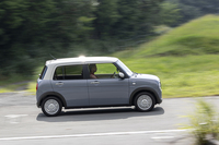 この試乗車のボディー色は新規設定された「フォギーブルーパールメタリック」に「ソフトベージュ」のルーフを組み合わせたツートン（4万9500円）。ルーフも同色のモノトーンも選べる（無償）。