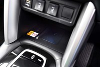 スマートフォンの非接触充電トレーは「Z」グレードのみにオプション設定されている、価格は1万3200円。