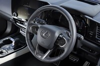 「Kizunaコンセプト」の考えに基づき、ステアリングスイッチとヘッドアップディスプレイを高度に連携させ、運転に集中したままで各種機能を使えるようにしている。スイッチ自体はシンプルだが……