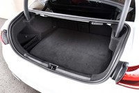 開口部の大きなトランクルーム。5人乗車時の容量は340リッターで、純内燃機関モデルの420リッターに比べて2割ほど小さい。