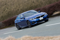 0-100km/h加速が5.8秒（欧州仕様公称値）という動力性能を備えている「330i」。燃費についてはWLTCモード計測で13.2km/リッターとアナウンスされている。