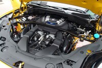 高性能モデル「グレカーレ トロフェオ」には、スーパースポーツ「MC20」譲りの3リッターV6ターボエンジンが搭載される。