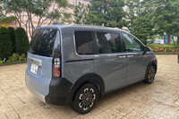 前後フェンダーにホイールアーチプロテクターを装着する「クロスター」は、標準車の「エアー」よりも25mm幅の広い全幅1720mmで、3ナンバー車となる。