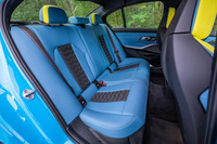 前席と同様のテイストでデザインされた後席。背もたれにはスルーローディングシステムと呼ばれる、40：20：40の3分割可倒機能が備わる。