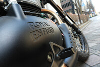 もっちりしたゆず肌のエンジンカバーに描かれた「ROYAL ENFIELD」のロゴ。スタイルのよさは、記者の下手っぴな写真のとおりだが、「ベア650」は（というか今日のロイヤルエンフィールドのバイクはどれも）、細部のつくり込みもシッカリしていて、質感が高い。