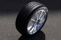 摩耗時のノイズ低減と転がり抵抗の低減、そして摩耗寿命の向上を実現したという「レグノGR-XII」。現在は補修用としてのみの販売で、新車装着はされていない。