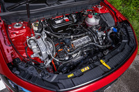 前後に1基ずつ駆動用のモーターを搭載する「EQB350 4MATIC」。フロントモーターが最高出力194PS、リアモーターが同98PSを発生する。前後アクスル間のパワーバランスを走行状況に応じて毎秒100回の頻度で調整している。