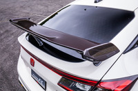 「シビック タイプR」の純正アクセサリーとしてラインナップされる「テールゲートスポイラー」は、ハンドメイドによるリアルカーボン製で、価格は27万5000円。