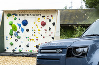 大小さまざまなホールドをランダムに配置した、「ディフェンダー」乗りの冒険心をくすぐるボルダリングウオール。ボルダリングは初めてというビギナーから上級者までが楽しめるように、5段階のレベルが設定されていた。