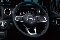 「ラングラー アンリミテッド サハラ スカイワンタッチパワートップ」には、レザー仕立てのブラック内装が組み合わされる。