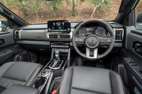 奥行きのないダッシュボードは本格オフローダーの風情だが、オレンジステッチ入りのソフトパッドを多用したしつらえはなかなか立派。