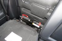 右側の後席シートバックを倒してみると、そこにはタイヤ交換などに使うジャッキが。……しかし、車両重量2.5t超＆巨大オフロードタイヤ装着の「ラプター」である。このクルマでパンクしてタイヤ交換とか、考えたくない。