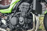 水冷の948cc直列4気筒エンジン。上部には、空冷エンジンを思わせるフィンが設けられている。