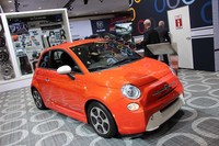 同じく2016年11月、ロサンゼルスショーで。「フィアット500e」。