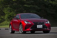 「RC」のデザイン変更で最も大きいのはフロントまわり。ヘッドランプやスピンドルグリル、バンパーコーナーに手が入れられた。