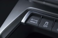 ドライブモードは「オート」「コンフォート」「ダイナミック」「エフィシエンシー」「インディビジュアル」の全5種類。「ダンピングコントロールサスペンション」装着車の場合は可変ダンパーのセッティングも連動して変わる。