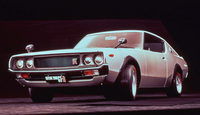 1973年「日産スカイライン ハードトップ2000GT-R」。生産台数197台といわれる、DOHC 24バルブのS20型エンジンを積んだケンメリの最強グレード。