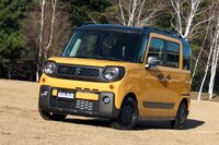 ブームの始まりとなった、2018年12月登場の初代「スズキ・スペーシア ギア」。こうしたトレンドをいち早く嗅ぎつけるスズキの感度の高さには、本当に恐れ入る。