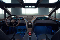 「ランザドール」のコックピット。左右にディスプレイを組み込んだインストゥルメントパネルや、フライングバットレス型のセンターコンソールが目を引く。