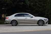 先代モデルよりも全長とホイールベースが拡大し、より伸びやかなスタイルになった。