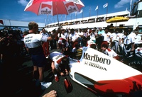 1990年シーズンは3.5リッター自然吸気エンジンになって2年目。1988年にタッグを組み始めたマクラーレンとホンダはこの年も強さを発揮しコンストラクターズチャンピオンとなるも、フェラーリには勝利数で並ばれ年間6勝にとどまった。赤白のマルボロカラーに「POWERED by HONDA」のロゴが懐かしい。（Photo=HRC）