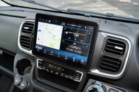 商用車系とは思えないほど高精細なインフォテインメントシステムが付いている。「Apple CarPlay」などのスマートフォン連携機能も使える。