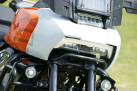 ユニークなスクエア形状のLEDヘッドランプ。アドベンチャーモデルのお約束であるカウルフェンダー、通称「クチバシ」がないのも特徴となっている。