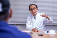 「血糖値の平均を示す『ヘモグロビンA1c（HbA1c）』の値が重要です。日々の生活からHbA1cの適正値をキープする意識を持ちましょう」
