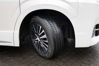 17インチの前輪のきれ角は45度。最小回転半径は5.6mと、ミニバン「アルファード／ヴェルファイア」の5.8mを下回る。なお、5ナンバーサイズミニバン「ノア／ヴォクシー」の同値は5.5m。