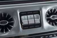 センターコンソールに備わる、3カ所（フロント、センター、リア）のデフロックスイッチ。ドライバーは、道路環境に応じてこれらを任意に選択し、車両の走破能力を高めることができる。