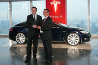 2014年に日本でもデリバリーが開始された「テスラ・モデルS」。パナソニック製の円筒型リチウムイオンバッテリーを大量に搭載しており、85kWh仕様で500km（NEDCモード）という一充電走行可能距離を実現していた。