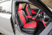 シート表皮は本革のような質感をうたう合皮の「L tex」。しっとりとした触感は確かに本革に近い。