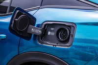 プラグインハイブリッドシステムを搭載する「408 GTハイブリッド」では、左のリアフェンダーに充電ポートを配置。出力6kWのチャージャーを使用すると、約2時間30分で満充電にできる。