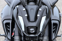 マイナーチェンジによって大幅に意匠が変更された「MT-07」。ロー／ハイビーム一体型の「バイファンクションLEDヘッドランプ」を用いた、“ひとつ目”のフロントマスクが目を引く。