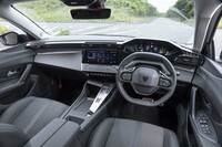 メーターパネルがステアリングホイールよりも上にレイアウトされた、プジョーならではのインストゥルメントパネル。ダッシュボードとドアパネルをひとつながりに見せることで広さを演出している。