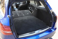 後席シートバックはワンタッチで前方に倒せる。荷室容量は、5人乗車時で460リッター、後席をたたんだ状態で1480リッターとなっている。