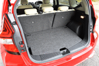 テスト車の荷室には、オプションのマルチラゲッジボードが装備されていた。（写真をクリックすると、アレンジの様子が見られます）