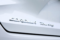 フルモデルチェンジでセダンは「カローラ アクシオ」から「カローラ」へ、ワゴンは「カローラ フィールダー」から「カローラ ツーリング」へと車名が改められた。