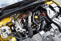 「メガーヌR.S.トロフィー」の1.8リッター直4エンジン。小径タービンのターボを採用することで、優れたアクセルレスポンスを実現している。