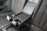 後席のアームレスト。ふた付きの小物入れや折り畳み式のカップホルダーが用意される。