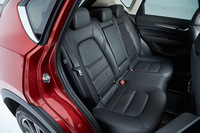 2段階のリクライニング機構が採用されたリアシート。「Lパッケージ」には左右席の座面と背もたれを温めるシートヒーターが装備されている。