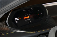 フルデジタル式のメーターパネル。