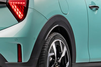 ICE車のリアフェンダー。タイヤが車体からはみ出ないよう、モールにフィンが付いている。