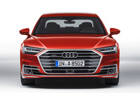 六角形の巨大なフロントグリルが目を引くフロントマスク。この意匠は、同じタイミングで日本で発表された「A7スポーツバック」や、新型「A6」にも取り入れられている。