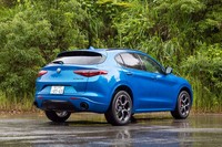 ボディー同色のホイールアーチやサイドスカート、リアバンパーは「ステルヴィオ ヴェローチェ」の特徴のひとつ。