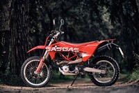 「ES700」（写真）と「SM700」の国内販売予定価格は、ともに158万円。発売予定時期は2022年7月となっている。